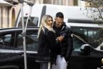 Amsterdam 30 maart 2022
Eran Zahavi en zijnn vrouw  Shay Zahavi aan het wineklen in Amsterdam zuid
