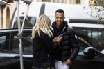 Amsterdam 30 maart 2022
Eran Zahavi en zijnn vrouw  Shay Zahavi aan het wineklen in Amsterdam zuid
