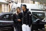 Amsterdam 30 maart 2022
Eran Zahavi en zijnn vrouw  Shay Zahavi aan het wineklen in Amsterdam zuid
