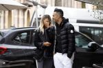 Amsterdam 30 maart 2022
Eran Zahavi en zijnn vrouw  Shay Zahavi aan het wineklen in Amsterdam zuid