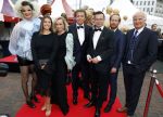 Amsterdam 25 juni 2022
Het damdiner tbv het aidsfonds wordt voor de 30e keer georganiseerd . Het vind dit jaar plaats in AFAS Live. Eva Jinek kwam met Peter v d Vorst en Bob Sikkes. Miljuschka Witzenhausen Robert ten Brink en Robert ten Brink