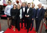 Amsterdam 25 juni 2022
Het damdiner tbv het aidsfonds wordt voor de 30e keer georganiseerd . Het vind dit jaar plaats in AFAS Live. Eva Jinek kwam met Peter v d Vorst en Bob Sikkes. Miljuschka Witzenhausen Robert ten Brink en Robert ten Brink