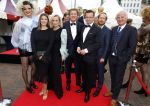 Amsterdam 25 juni 2022
Het damdiner tbv het aidsfonds wordt voor de 30e keer georganiseerd . Het vind dit jaar plaats in AFAS Live. Eva Jinek kwam met Peter v d Vorst en Bob Sikkes. Miljuschka Witzenhausen Robert ten Brink en Robert ten Brink