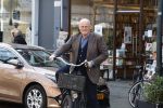 Amsterdam 29 maart 2022
Ferdinand Grapperhaus op de fiets in Amsterdam zuid.