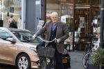 Amsterdam 29 maart 2022
Ferdinand Grapperhaus op de fiets in Amsterdam zuid.