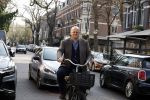 Amsterdam 29 maart 2022
Ferdinand Grapperhaus op de fiets in Amsterdam zuid.