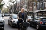 Amsterdam 29 maart 2022
Ferdinand Grapperhaus op de fiets in Amsterdam zuid.