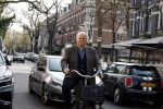 Amsterdam 29 maart 2022
Ferdinand Grapperhaus op de fiets in Amsterdam zuid.