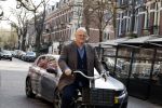 Amsterdam 29 maart 2022
Ferdinand Grapperhaus op de fiets in Amsterdam zuid.