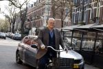 Amsterdam 29 maart 2022
Ferdinand Grapperhaus op de fiets in Amsterdam zuid.
