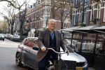 Amsterdam 29 maart 2022
Ferdinand Grapperhaus op de fiets in Amsterdam zuid.