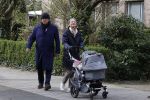 Amsterdam 30 maart 2022
Ferdinand Grapperhaus met zijn vrouw achter de kinderwagen in Amsterdam zuid.