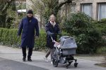 Amsterdam 30 maart 2022
Ferdinand Grapperhaus met zijn vrouw achter de kinderwagen in Amsterdam zuid.