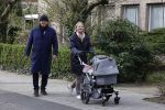 Amsterdam 30 maart 2022
Ferdinand Grapperhaus met zijn vrouw achter de kinderwagen in Amsterdam zuid.