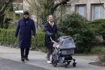 Amsterdam 30 maart 2022
Ferdinand Grapperhaus met zijn vrouw achter de kinderwagen in Amsterdam zuid.
