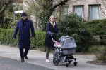 Amsterdam 30 maart 2022
Ferdinand Grapperhaus met zijn vrouw achter de kinderwagen in Amsterdam zuid.