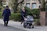 Amsterdam 30 maart 2022
Ferdinand Grapperhaus met zijn vrouw achter de kinderwagen in Amsterdam zuid.