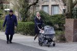 Amsterdam 30 maart 2022
Ferdinand Grapperhaus met zijn vrouw achter de kinderwagen in Amsterdam zuid.