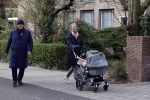 Amsterdam 30 maart 2022
Ferdinand Grapperhaus met zijn vrouw achter de kinderwagen in Amsterdam zuid.
