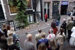 Amsterdam 6 juli 2022
Precies 1 jaar geleden werd op deze plek Peter R de Vries neergeschoten. De redaktie en presentatoren van RTL Boulevard leggen een witte roos neer . OA aanwezig Georgette Schlick Peter v d Vorst Sven Sauve Marieke Elsinga Vivienne v d Assem Aran Bade Jeroen Kijk in de Vegte Arno Kantelberg Eveline Stallaart Clarice Stenger Leon de Ruyter Dries Roelvink en Tim Oliehoek .
