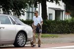Amsterdam 2 juli 2022
Gerard Spong laat zijn hondje uit . Gerard is met zijn Rolls Royce.