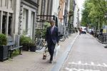 Amsterdam 14 juni 2022
Gerard Spong laat hond uit op de grachten van Amsterdam