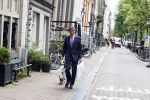 Amsterdam 14 juni 2022
Gerard Spong laat hond uit op de grachten van Amsterdam