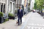 Amsterdam 14 juni 2022
Gerard Spong laat hond uit op de grachten van Amsterdam