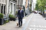 Amsterdam 14 juni 2022
Gerard Spong laat hond uit op de grachten van Amsterdam
