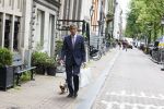 Amsterdam 14 juni 2022
Gerard Spong laat hond uit op de grachten van Amsterdam