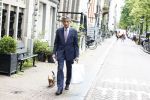 Amsterdam 14 juni 2022
Gerard Spong laat hond uit op de grachten van Amsterdam