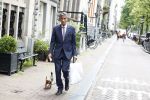 Amsterdam 14 juni 2022
Gerard Spong laat hond uit op de grachten van Amsterdam