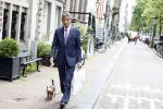 Amsterdam 14 juni 2022
Gerard Spong laat hond uit op de grachten van Amsterdam