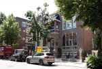 Amsterdam 16 juni 2022
Bij het nieuwe huis van Gigi ravelli zijn ze planten aan het verplaatsen.