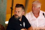 Lichtenvoorde 12 juli 2022
Frans bauer op persconferentie zwarte croos ivm het afscheid van tante Rikie . Jaap v Deurzen begeleidt de persconferentie waar ook Gijs Jolink aanschuift.
