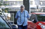 Amsterdam 14 juli 2022
Hans v d Togt laat zijn hond uit in het centrum van Amsterdam.