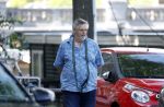 Amsterdam 14 juli 2022
Hans v d Togt laat zijn hond uit in het centrum van Amsterdam.