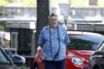 Amsterdam 14 juli 2022
Hans v d Togt laat zijn hond uit in het centrum van Amsterdam.