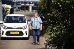 Amsterdam 14 juli 2022
Hans v d Togt laat zijn hond uit in het centrum van Amsterdam.