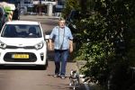 Amsterdam 14 juli 2022
Hans v d Togt laat zijn hond uit in het centrum van Amsterdam.