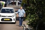 Amsterdam 14 juli 2022
Hans v d Togt laat zijn hond uit in het centrum van Amsterdam.