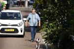 Amsterdam 14 juli 2022
Hans v d Togt laat zijn hond uit in het centrum van Amsterdam.