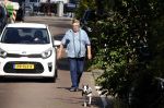 Amsterdam 14 juli 2022
Hans v d Togt laat zijn hond uit in het centrum van Amsterdam.