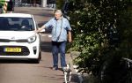 Amsterdam 14 juli 2022
Hans v d Togt laat zijn hond uit in het centrum van Amsterdam.