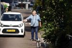 Amsterdam 14 juli 2022
Hans v d Togt laat zijn hond uit in het centrum van Amsterdam.