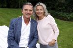 Nuland 13 juni 2022
Presentatie Toos wijn vernoemd naar Toos v d Valk . Bijna de hele familie is aan wezig in de tuin van het familie huis. Hein Vergeer met zijn vrouw