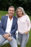 Nuland 13 juni 2022
Presentatie Toos wijn vernoemd naar Toos v d Valk . Bijna de hele familie is aan wezig in de tuin van het familie huis. Hein Vergeer met zijn vrouw