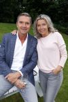 Nuland 13 juni 2022
Presentatie Toos wijn vernoemd naar Toos v d Valk . Bijna de hele familie is aan wezig in de tuin van het familie huis. Hein Vergeer met zijn vrouw