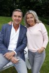 Nuland 13 juni 2022
Presentatie Toos wijn vernoemd naar Toos v d Valk . Bijna de hele familie is aan wezig in de tuin van het familie huis. Hein Vergeer met zijn vrouw