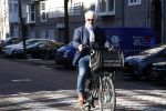 Amsterdam 19 maart 2022
Huub Stapel op de fiets in Amsterdam zuid.